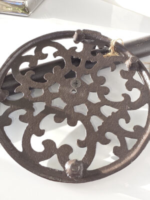 Pappershållare i gjutjärn lantstil. Besök blickfång.se