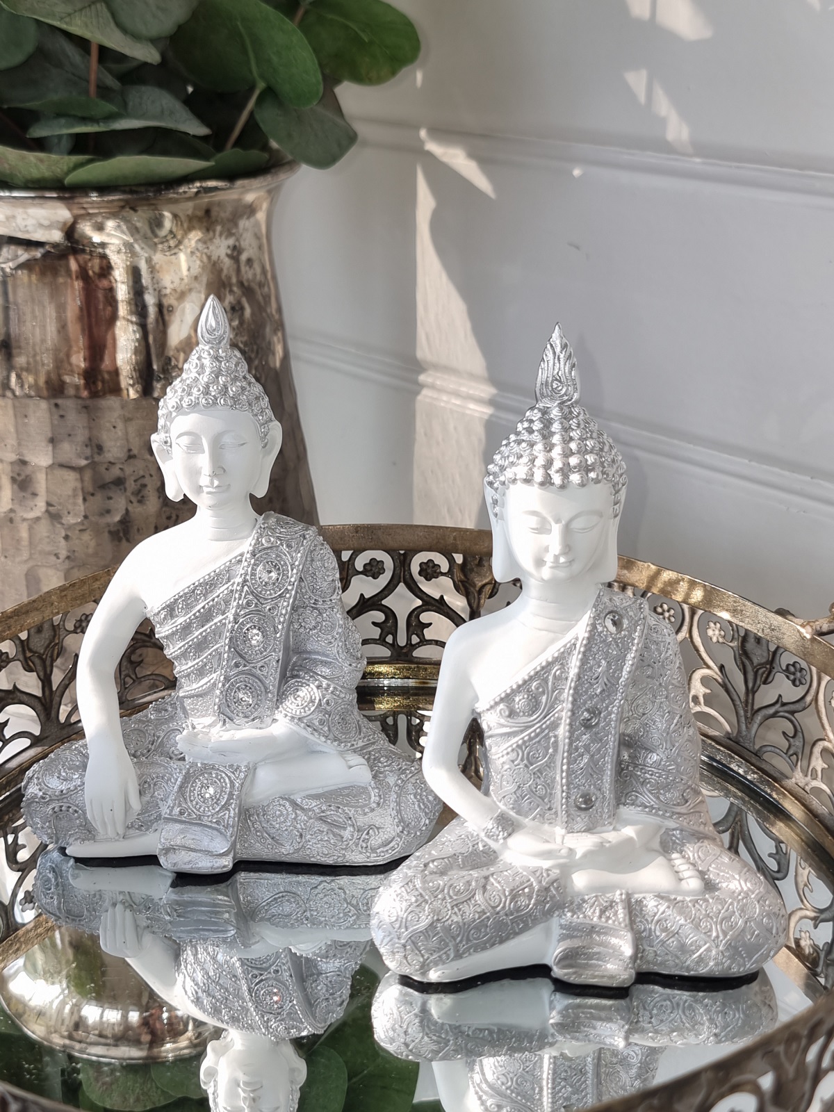 Sittande vit buddha figur. Besök Blickfång.se