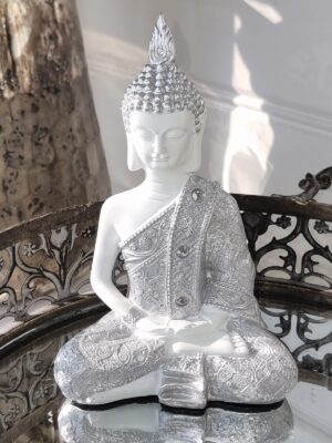 Sittande vit buddha figur. Besök blickfång.se