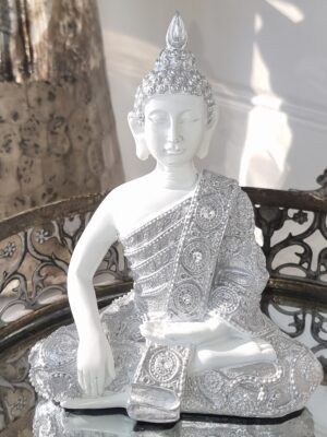 Sittande vit buddha figur. Besök Blickfång.se