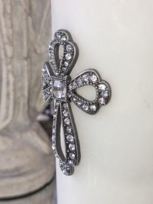 Kors ljussmycke pin med strass. Besök blickfång.se