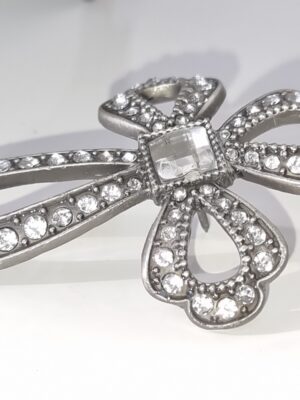 Kors ljussmycke pin med strass. Besök blickfång.se