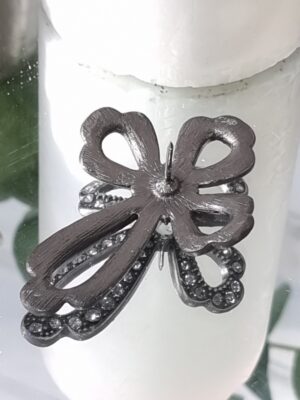 Kors ljussmycke pin med strass. Besök blickfång.se