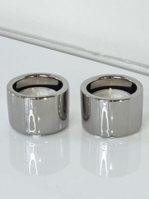 Liten rund ljuslykta i silver. Besök Blickfång.se