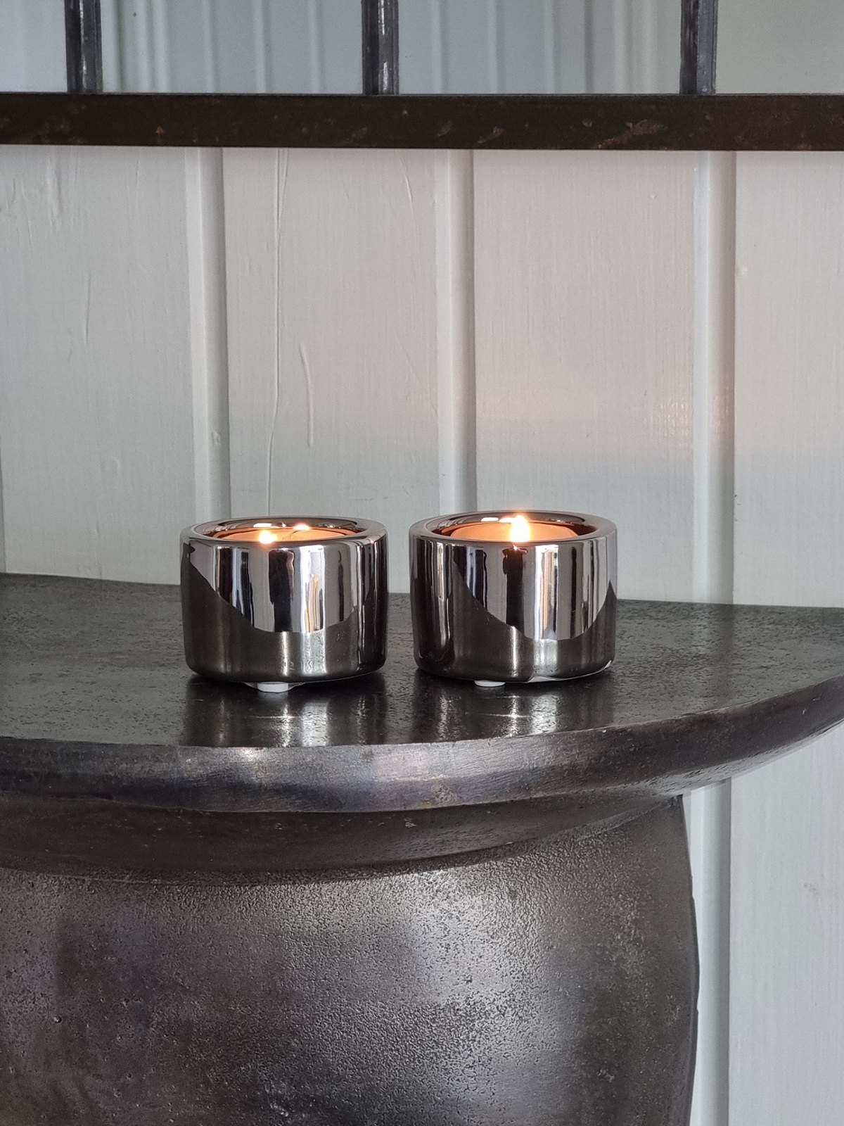 Liten rund ljuslykta i silver. Besök blickfång.se