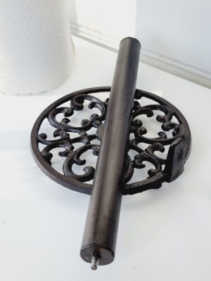 Pappershållare i gjutjärn lantstil. Besök blickfång.se