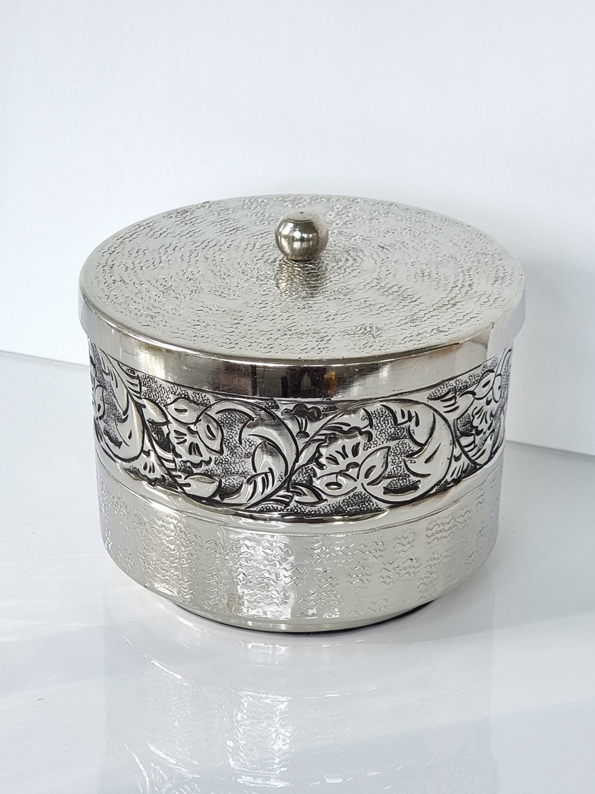 Rund ask i silver med lock. Besök blickfång.se