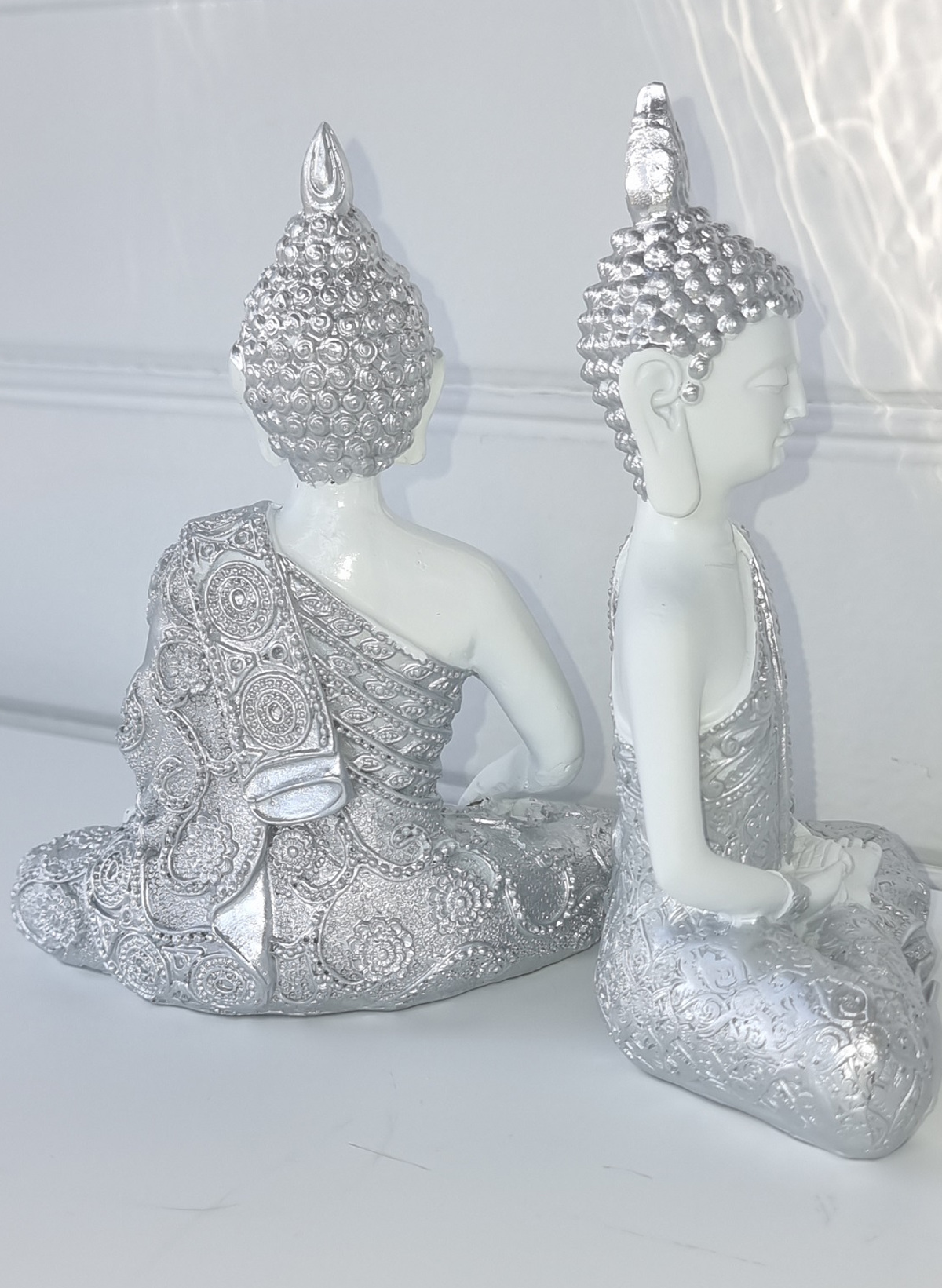 sittande-vit-buddha-figur-1