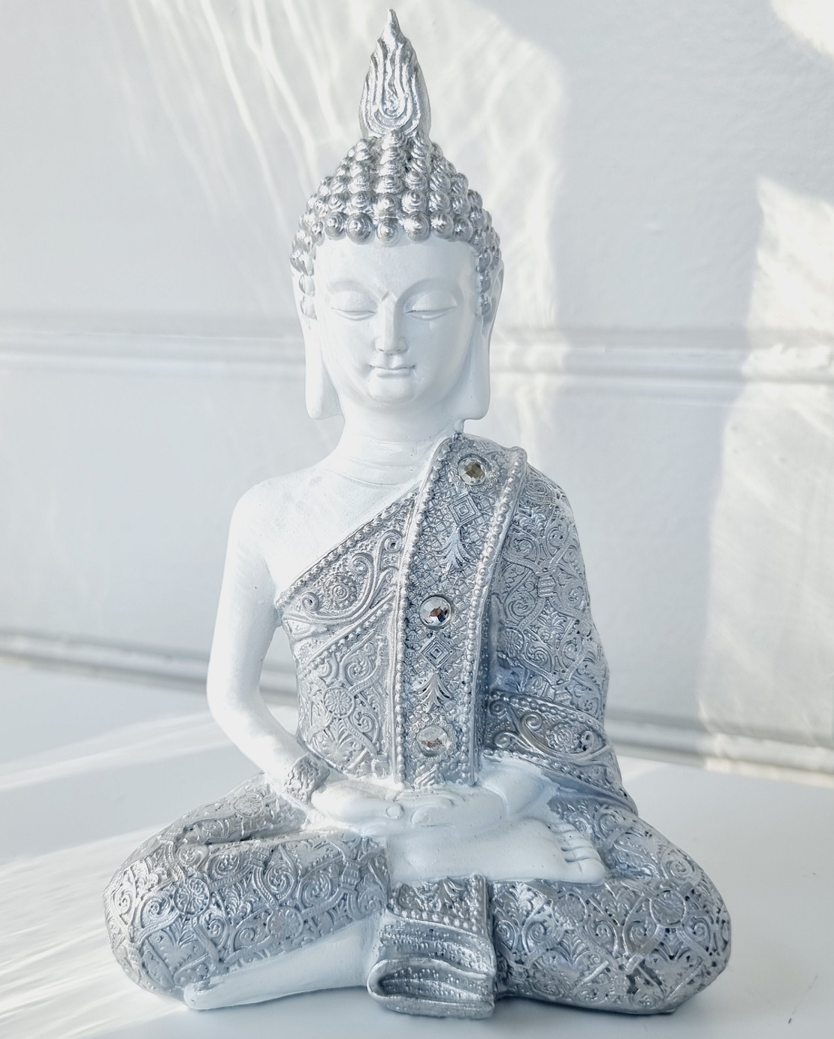 sittande-vit-buddha-figur-2