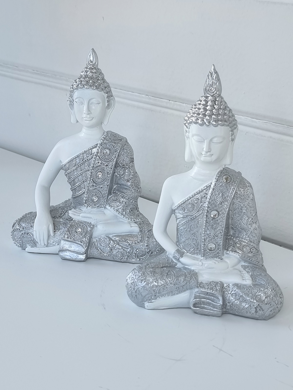 Sittande vit buddha figur. Besök blickfång.se