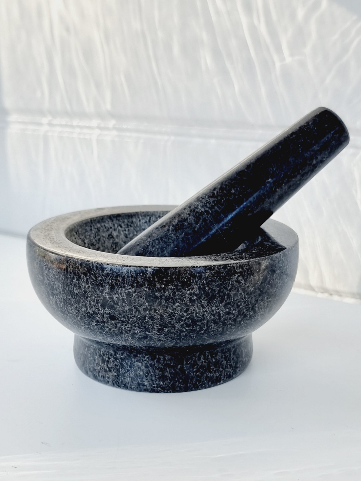 svart-mortel-i-granit-med-stot-1