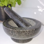 Svart mortel i granit med stöt. Besök blickfång.se