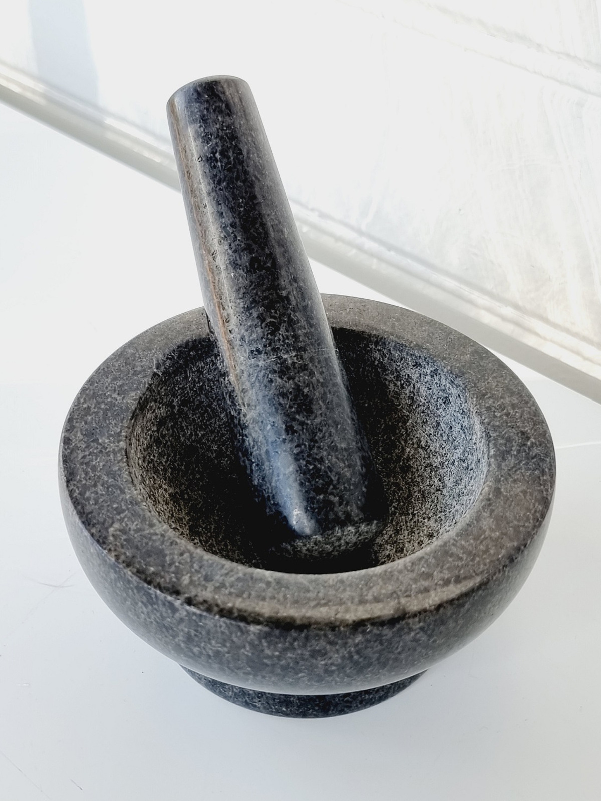 svart-mortel-i-granit-med-stot-2