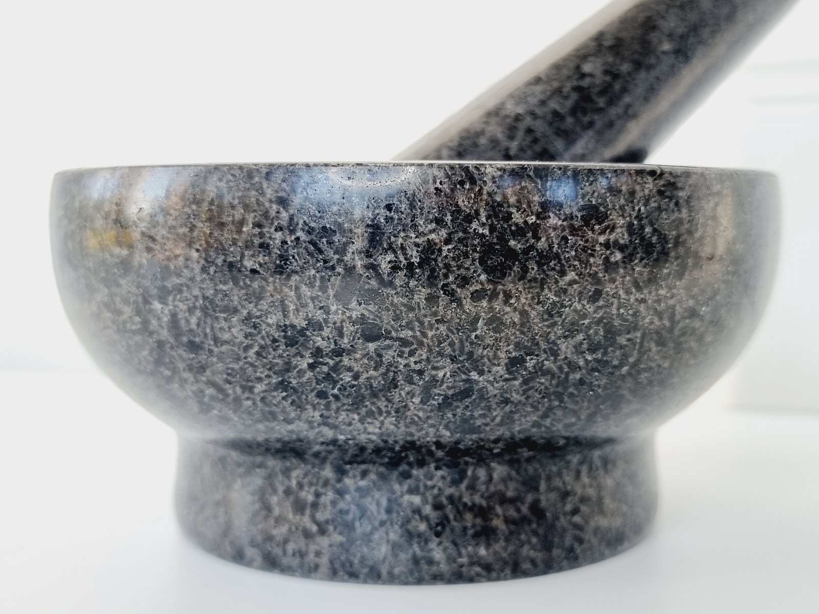 svart-mortel-i-granit-med-stot-3