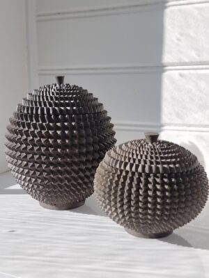 Brun taggig ask för dekoration. Besök blickfång.se