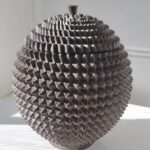 Brun taggig ask för dekoration. Besök Blickfång.se