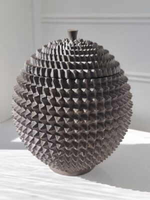 Brun taggig ask för dekoration. Besök Blickfång.se