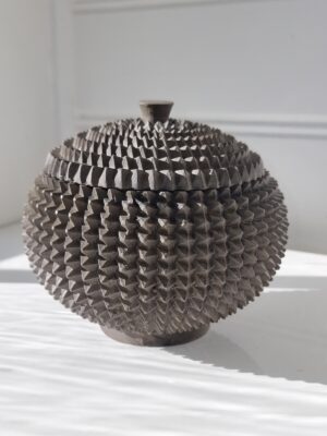 Brun taggig ask för dekoration. Besök blickfång.se