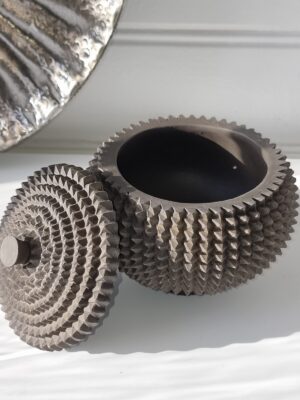 Brun taggig ask för dekoration. Besök blickfång.se