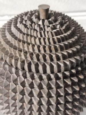 Brun taggig ask för dekoration. Besök blickfång.se