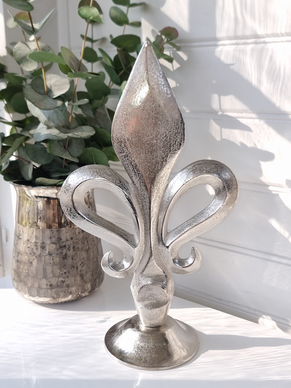Fransk lilja prydnadsfigur i silver. Besök blickfång.se