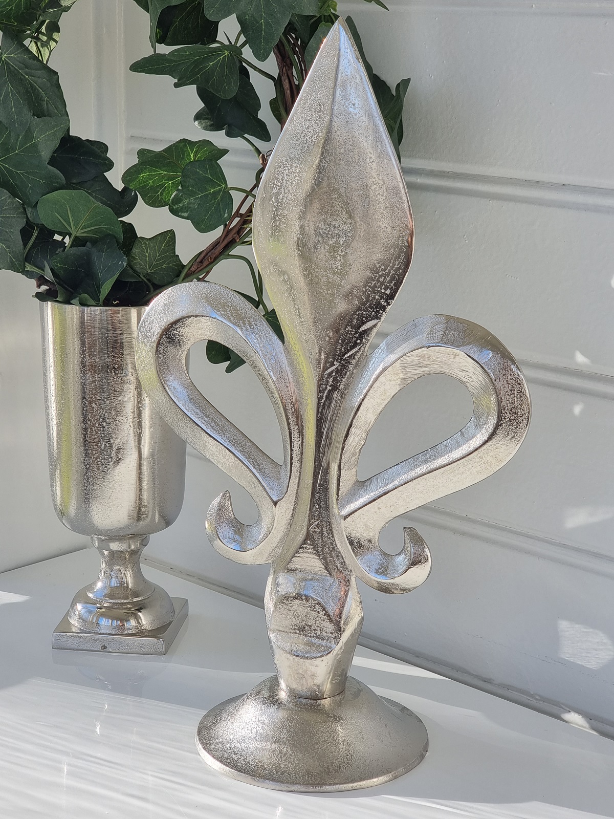 Fransk lilja prydnadsfigur i silver. Besök blickfång.se