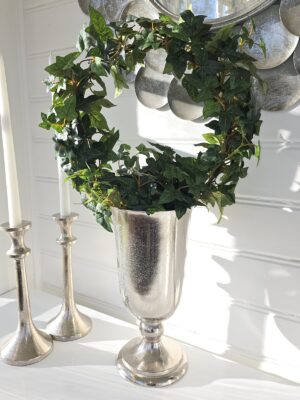 Kruka i silver metall. Besök blickfång.se