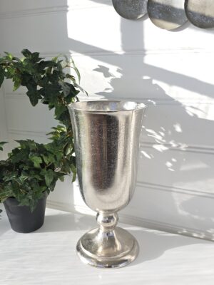 Kruka i silver metall. Besök Blickfång.se