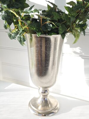 Kruka i silver metall. Besök Blickfång.se