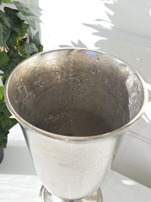 Kruka i silver metall. Besök Blickfång.se