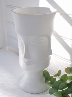 Vit stor vas med ansikten. Besök Blickfång.se