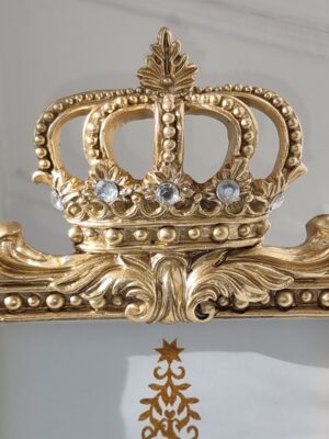 Fotoram i guld med krona. Besök blickfång.se