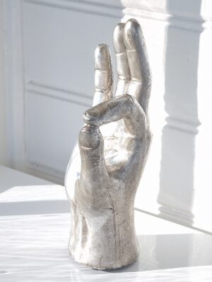 Hand i silver fine för dekoration. Besök blickfång.se