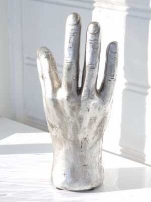 Hand i silver fine för dekoration. Besök blickfång.se