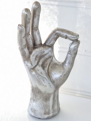 Hand i silver fine för dekoration. Besök Blickfång.se