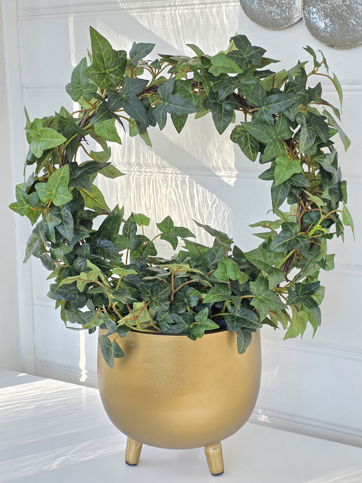 Stor-guld-kruka-i-metall-pa-ben-6