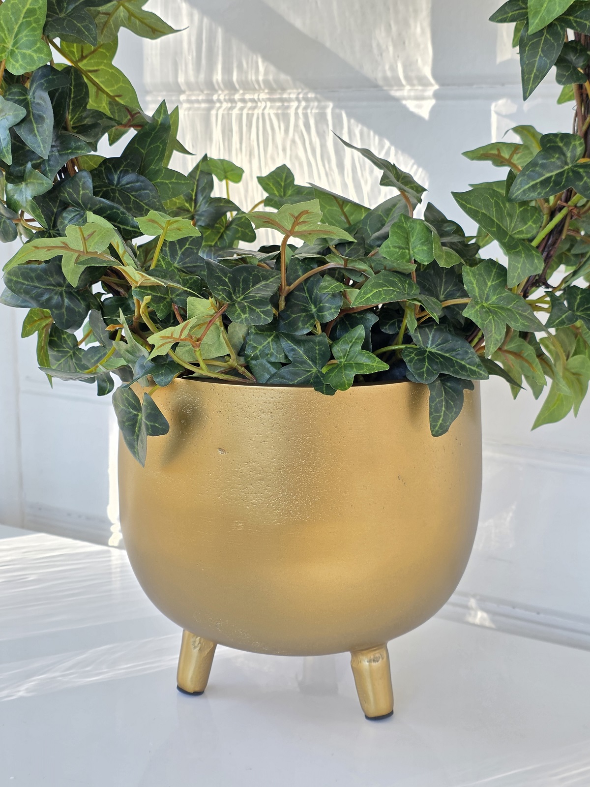 Stor-guld-kruka-i-metall-pa-ben-7