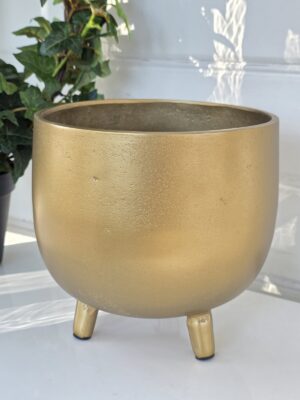 Stor guld kruka i metall på ben. Besök Blickfång.se