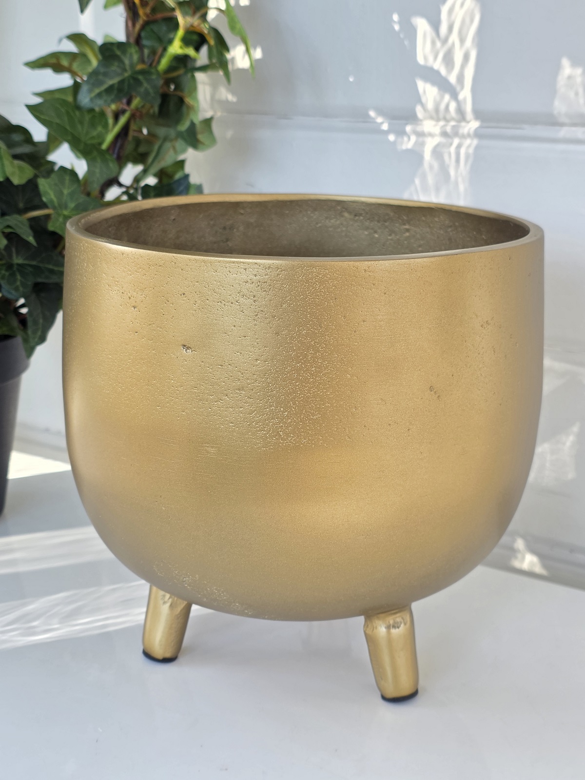 Stor-guld-kruka-i-metall-pa-ben-8