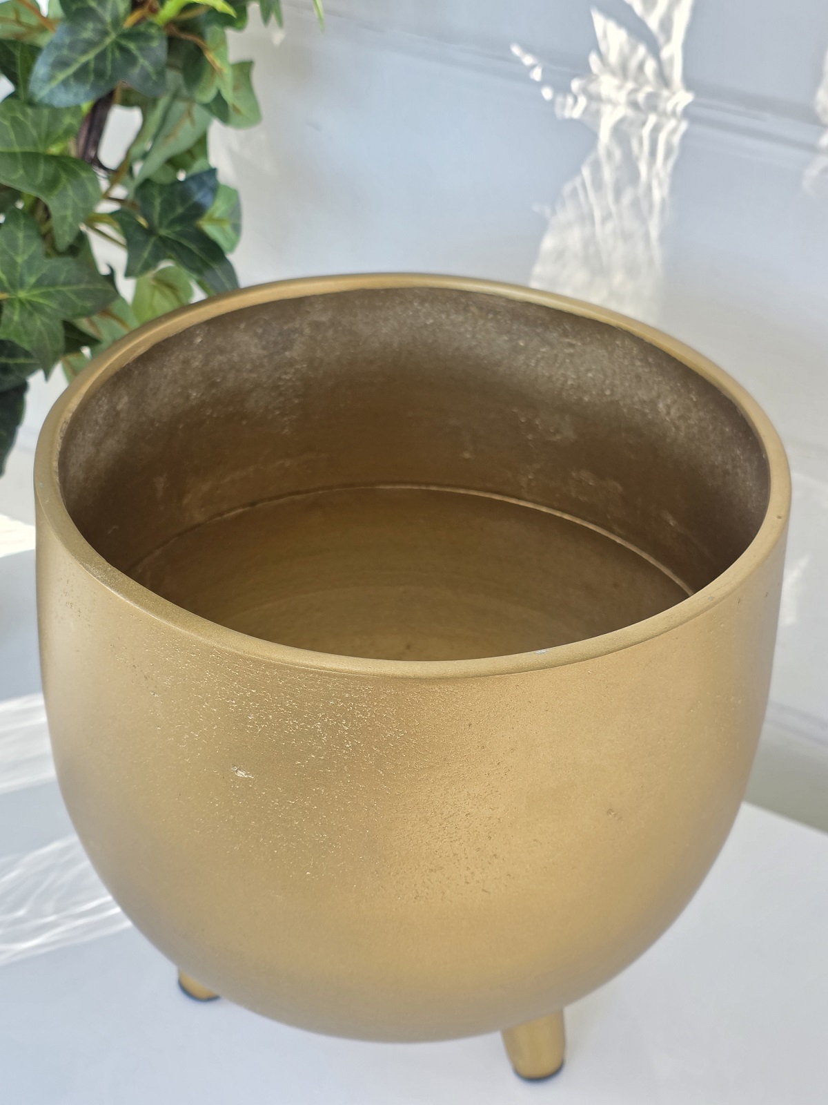 Stor-guld-kruka-i-metall-pa-ben-9