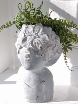Kruka huvud med blomsterkrans. Besök blickfång.se