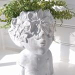 Kruka huvud med blomsterkrans. Besök blickfång.se