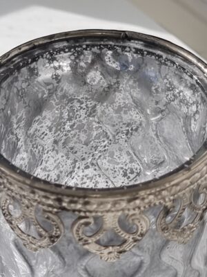 Ljuslykta grå med silverkant. Besök blickfång.se