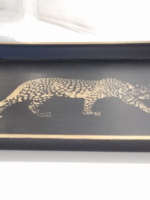Svart bricka med leopard i guld. Besök blickfång.se