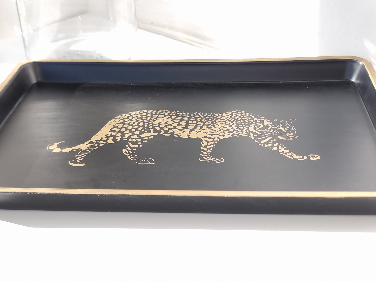svart-bricka-med-leopard-i-guld-1