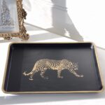 Svart bricka med leopard i guld. Besök blickfång.se
