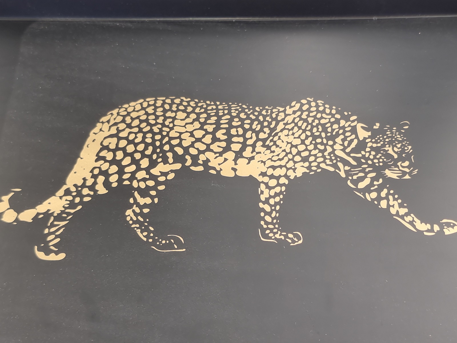 svart-bricka-med-leopard-i-guld-2