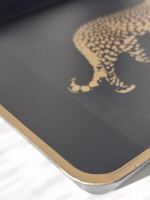 Svart bricka med leopard i guld. Besök blickfång.se