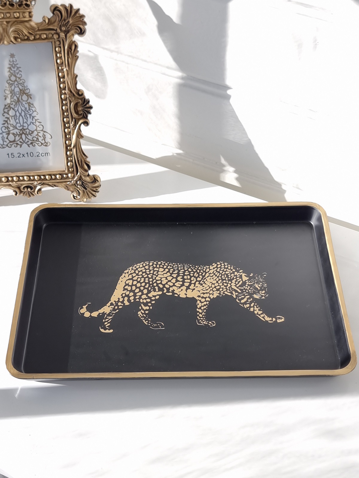 Svart bricka med leopard i guld. Besök blickfång.se