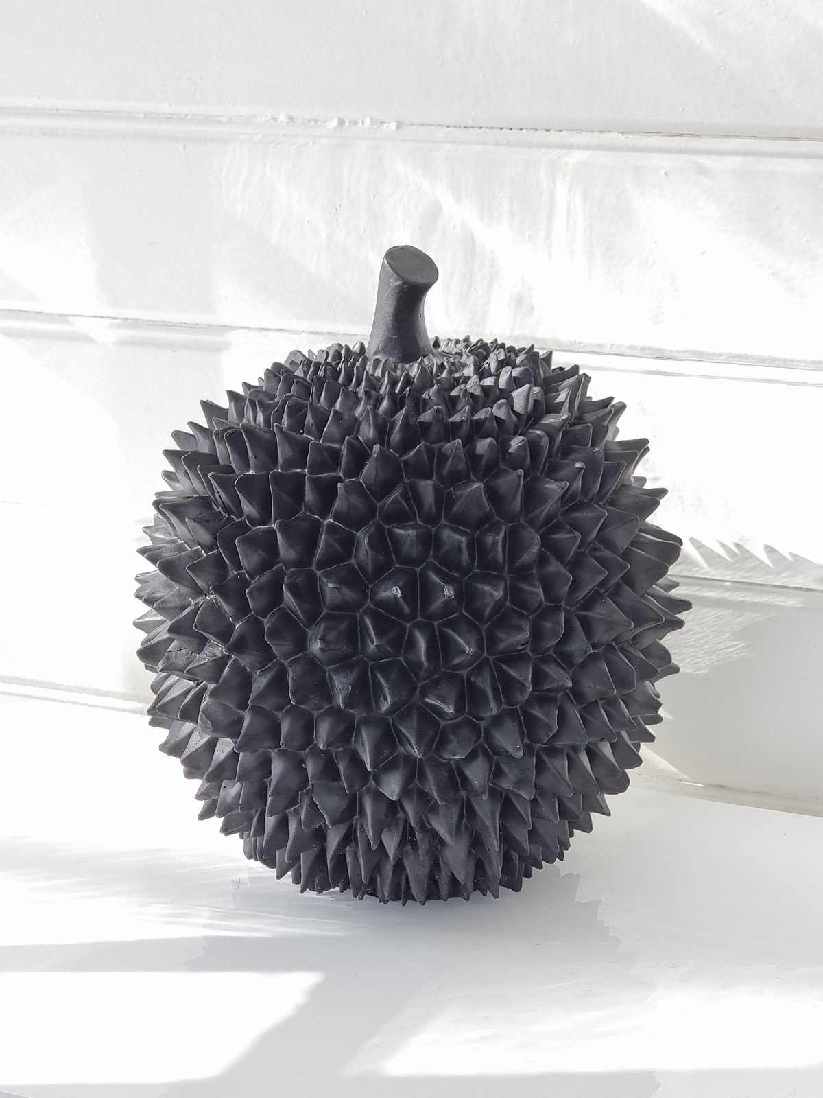 Durian-stor-svart-frukt-for-dekoration-1